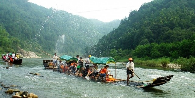 天柱山白马潭漂流